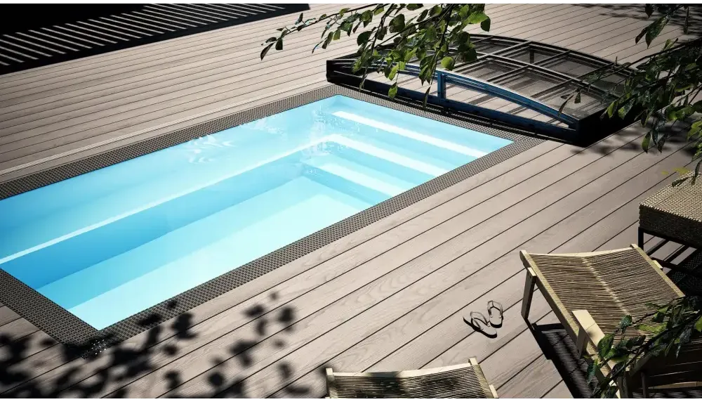 Rektangulär minipool wellness pool med svart kaklad kant i trädeck